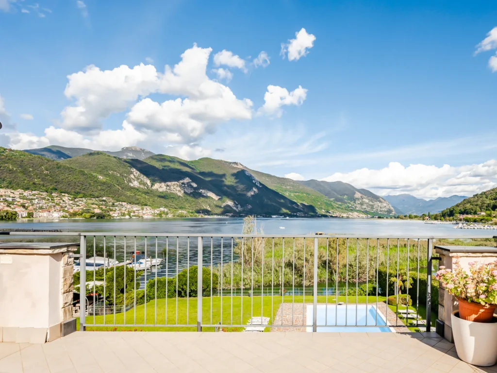 Apartment with a panoramic terrace on Lake Iseo