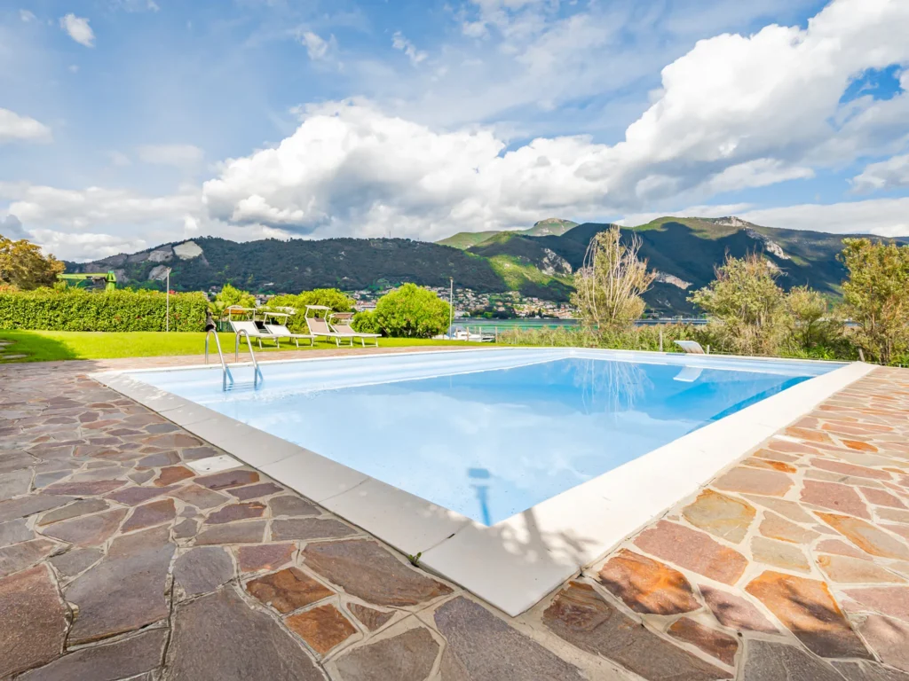 Apartment with a panoramic terrace on Lake Iseo