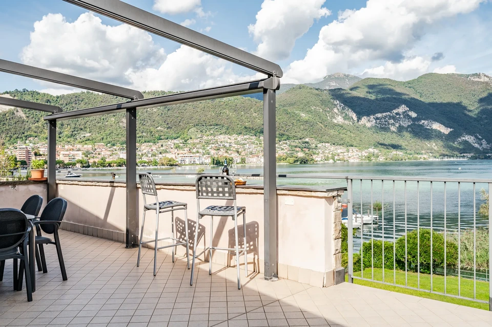 Apartment with a panoramic terrace on Lake Iseo